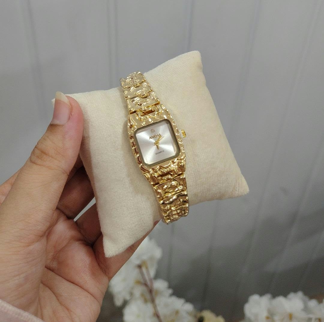 Luxe golden wrist watch