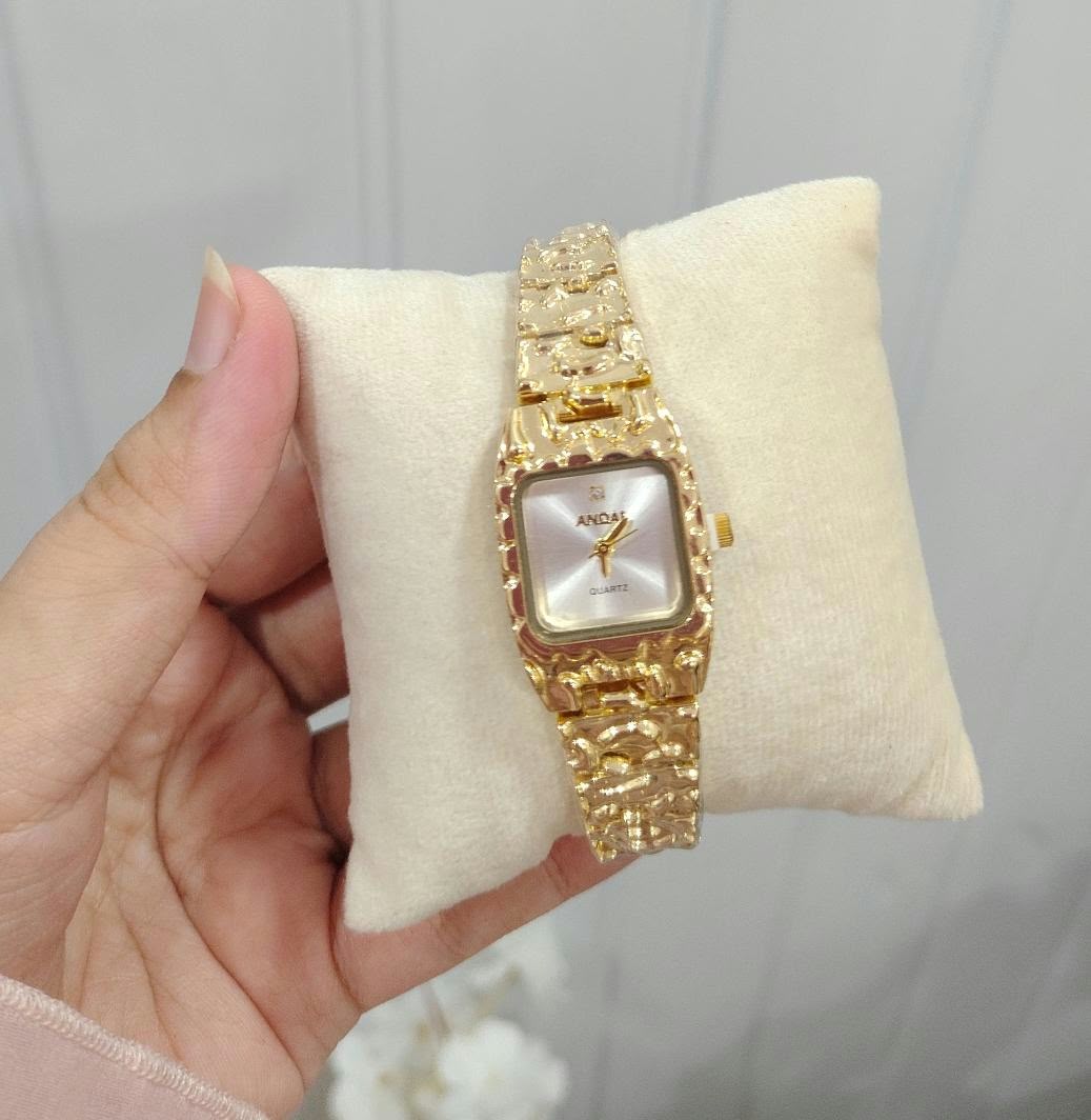 Luxe golden wrist watch